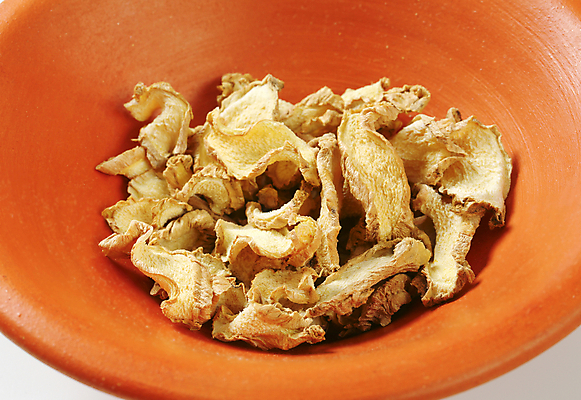 포토 JPG 해외이미지 그릇 건조 실내 사람없음 흰배경 슬라이스 생강 해외202004 해외202105 해외포토 식기 백그라운드 채소 내부 흰색 파일형식