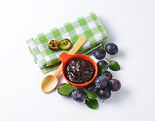 포토 JPG 해외이미지 스튜디오촬영 그릇 단면 실내 사람없음 식탁보 흰배경 나무숟가락 과일잼 서양자두 해외202004 해외202105 해외포토 식기 백그라운드 내부 숟가락 흰색 잼 파일형식