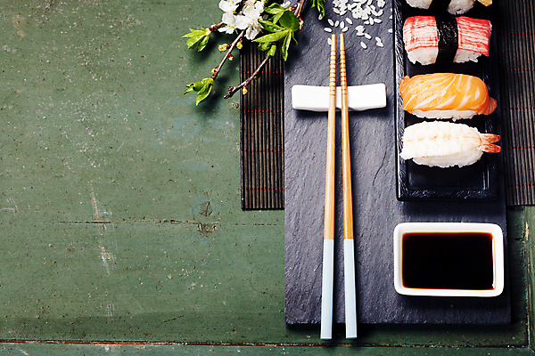 포토 JPG 해외이미지 스튜디오촬영 젓가락 실내 사람없음 하이앵글 초밥 쌀 간장 모듬초밥 일본음식 플랫레이 해외202004 해외포토 음식 뷰포인트 곡류 수저 내부 양념 플랫 모듬 파일형식