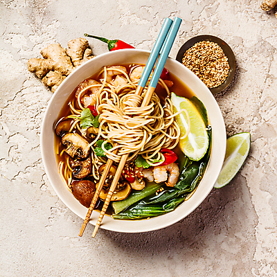 포토 JPG 해외이미지 그릇 젓가락 고추 새우 사람없음 하이앵글 버섯 면류 국수 라임 생강 동양음식 쌀국수 베이지색배경 해외202004 깨우기 해외포토 식기 음식 뷰포인트 백그라운드 채소 과일 모션 수저 갑각류 베이지색 베트남음식 파일형식