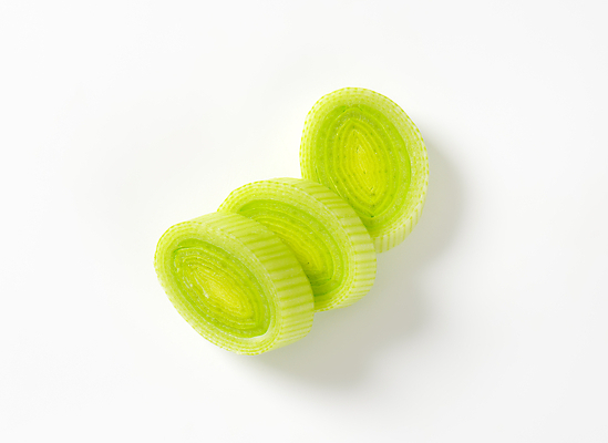 포토 JPG 해외이미지 스튜디오촬영 음식 줄기 채소 건강 사람없음 초록색 신선 횡단보도 자르기 흰배경 유기농 날것 슬라이스 머리위 부추 생식 개조 해외202004 해외202105 해외포토 식물 웰빙 컬러 백그라운드 모션 실내 흰색 보행로 파일형식