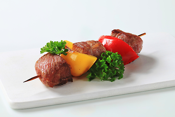 포토 JPG 해외이미지 접시 파프리카 실내 파슬리 돼지고기 사람없음 흰배경 꼬치요리 해외202004 해외202105 해외포토 식기 백그라운드 채소 육류 요리 내부 흰색 꼬치 파일형식