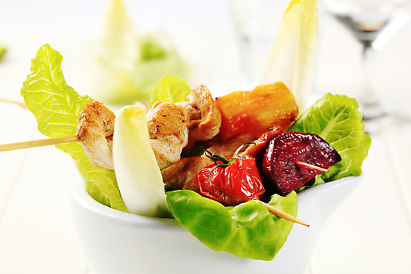 포토 JPG 해외이미지 그릇 토마토 채소 실내 사람없음 아웃포커스 닭고기 흰배경 꼬치요리 닭꼬치 해외202004 해외202105 해외포토 식기 백그라운드 촬영기법 육류 요리 내부 흰색 꼬치 파일형식