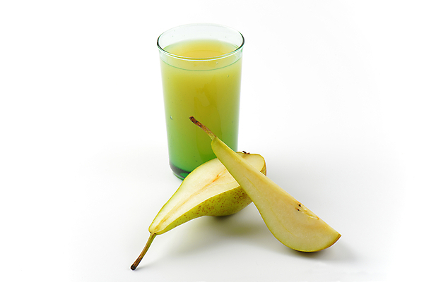 포토 JPG 해외이미지 스튜디오촬영 잔 실내 사람없음 과일주스 흰배경 반쪽 슬라이스 서양배 해외202004 해외202105 해외포토 식기 백그라운드 과일 내부 주스 흰색 배_과일 파일형식