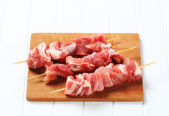 포토 JPG 해외이미지 실내 생고기 돼지고기 사람없음 세개 흰배경 꼬치요리 나무도마 해외202004 해외202105 해외포토 백그라운드 도마 육류 3 요리 내부 목재 흰색 꼬치 파일형식