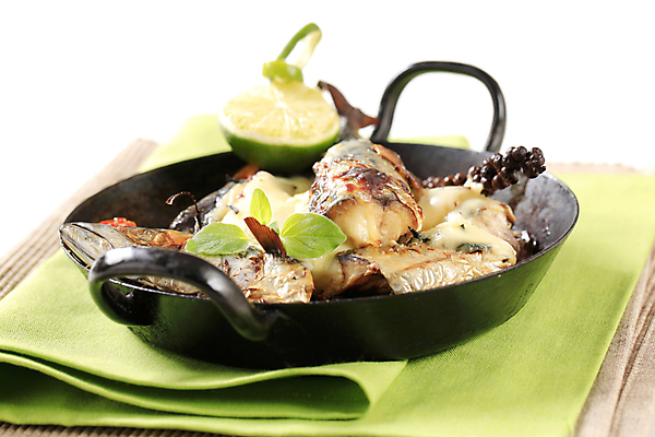 포토 JPG 해외이미지 접시 감자 어류 사람없음 프라이팬 굽기 확인 냅킨 라임 고등어 점심식사 해외202004 해외202105 해외포토 식기 채소 과일 주방용품 식사 수중동물 구이 파일형식