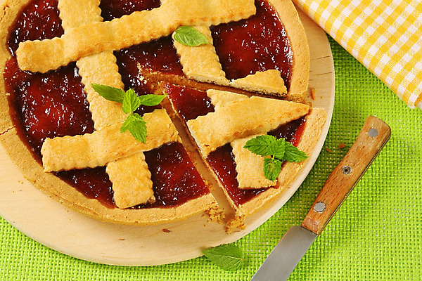 포토 JPG 해외이미지 스튜디오촬영 음식 조각 과일 딸기 디저트 도마 사람없음 목재 빨간색 케이크 원형 칼 달콤 아침식사 잼 자르기 굽기 머리위 젤리 마멀레이드 타르트 페스츄리 핸드메이드 해외202004 해외202105 해외포토 도형 나무 빵 컬러 재료 모션 주방용품 실내 식사 소스_음식 맛 구이 파이_빵 파일형식