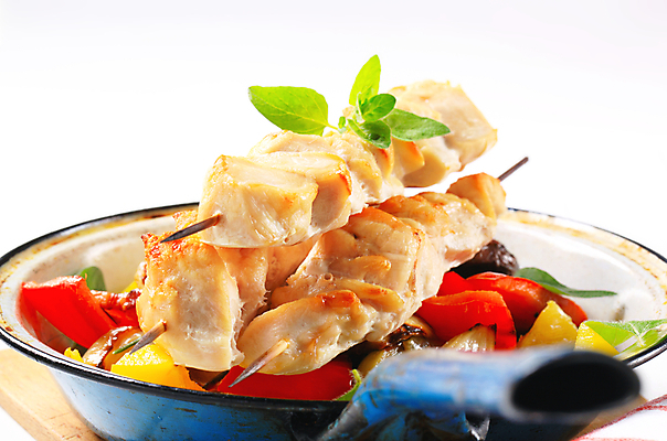 포토 JPG 해외이미지 채소 실내 사람없음 닭고기 프라이팬 소프트포커스 흰배경 꼬치요리 닭꼬치 해외202004 해외202105 해외포토 백그라운드 주방용품 촬영기법 육류 요리 내부 흰색 꼬치 파일형식