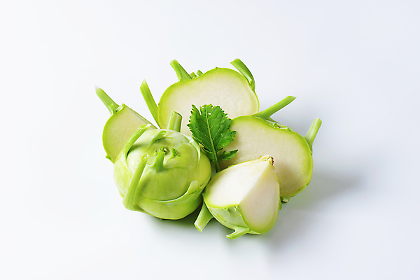 포토 JPG 해외이미지 스튜디오촬영 음식 채소 건강 사람없음 신선 횡단보도 자르기 흰배경 유기농 반쪽 날것 숙성 식용 콜라비 세련 비건 해외202004 해외202105 해외포토 웰빙 백그라운드 모션 실내 흰색 보행로 채식주의자 파일형식