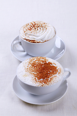 포토 JPG 해외이미지 실내 사람없음 커피잔 컵받침 흰배경 두잔 카푸치노 시나몬가루 비엔나커피 휘핑크림 해외202004 해외202105 해외포토 커피 백그라운드 2 잔 내부 흰색 가루 받침대 크림 시나몬 휘핑 파일형식