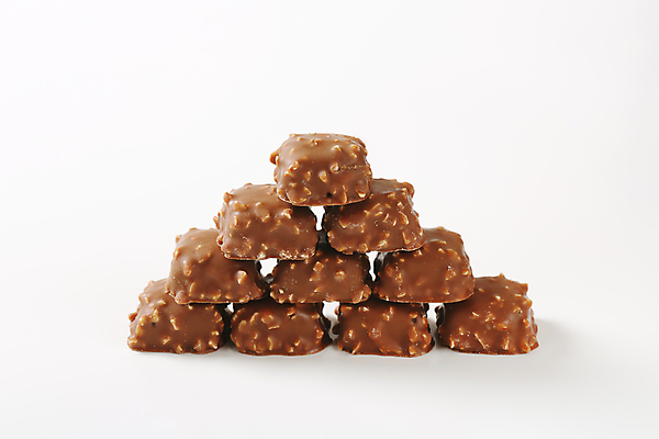 포토 JPG 해외이미지 스튜디오촬영 디저트 사람없음 쌓기 초콜릿 견과류 달콤 흰배경 해외202004 해외202105 해외포토 음식 백그라운드 모션 실내 흰색 맛 파일형식