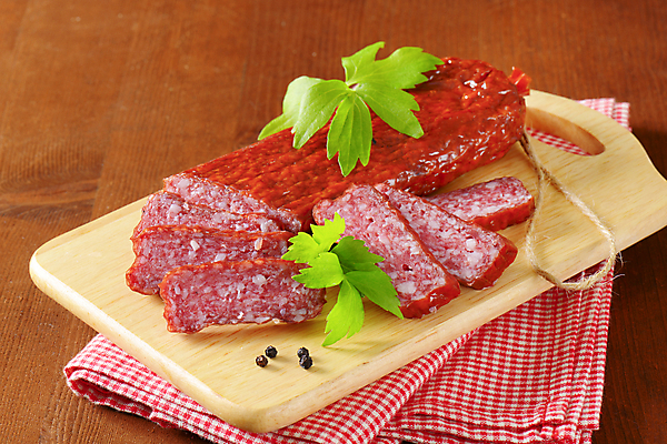 포토 JPG 해외이미지 스튜디오촬영 음식 도마 육류 돼지고기 사람없음 소고기 향신료 슬라이스 후추 직사각형 살라미 편육 해외202004 해외202105 해외포토 도형 식재료 주방용품 실내 향미료 파일형식