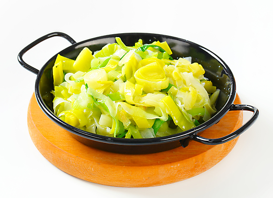 포토 JPG 해외이미지 스튜디오촬영 음식 채소 재료 주방용품 도마 건강 사람없음 목재 검은색 원형 유기농 슬라이스 부추 흙더미 음식준비 개조 해외202004 해외202105 해외포토 도형 나무 웰빙 컬러 생활용품 실내 흙 준비 파일형식 더미