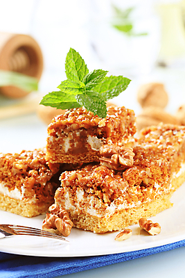 포토 JPG 해외이미지 접시 음식 조각 디저트 치즈 사람없음 케이크 견과류 대접 달콤 굽기 크림 호두 토핑 정물화 핸드메이드 캐러멜 맛있는 해외202004 해외202105 스펀지케이크 해외포토 식기 유제품 맛 구이 그림 파일형식