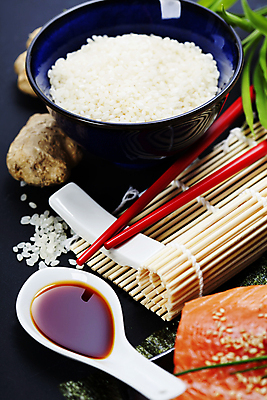 포토 JPG 해외이미지 스튜디오촬영 젓가락 밥 실내 근접촬영 사람없음 숟가락 쌀 대나무발 밥그릇 생강 연어회 해외202004 해외포토 그릇 음식 뷰포인트 채소 곡류 수저 내부 생선회 연어 파일형식