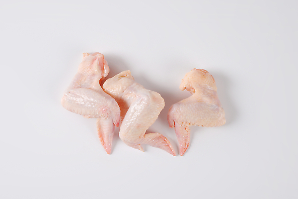 포토 JPG 해외이미지 스튜디오촬영 실내 생고기 사람없음 닭고기 신선 세개 흰배경 날것 닭날개 생닭 해외202004 해외202105 해외포토 백그라운드 육류 3 내부 흰색 닭 파일형식