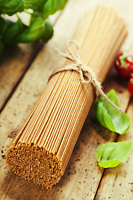 포토 해외이미지 리본 방울토마토 실내 사람없음 다발 나무바닥 바질 노끈 파스타면 통밀 해외202004 해외포토 줄 토마토 바닥 파스타 내부 면류 밀 파일형식