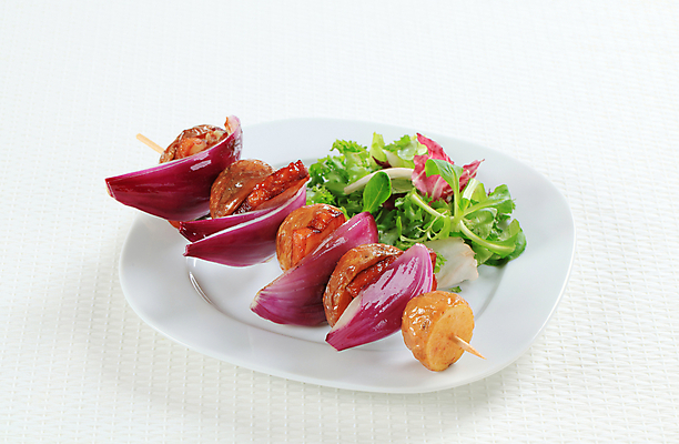 포토 JPG 해외이미지 접시 감자 실내 사람없음 샐러드 흰배경 베이컨 꼬치요리 적양파 베이컨꼬치 해외202004 해외202105 해외포토 식기 음식 백그라운드 채소 양파 돼지고기 요리 내부 흰색 꼬치 파일형식