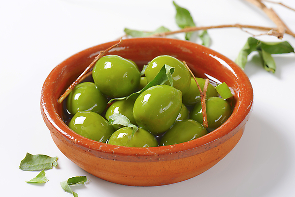 포토 JPG 해외이미지 스튜디오촬영 실내 사람없음 흰배경 올리브 담기 나무그릇 올리브잎 올리브절임 해외202004 해외202105 해외포토 그릇 열매 백그라운드 잎 모션 내부 목재 흰색 절임 파일형식