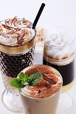 포토 JPG 해외이미지 안경 커피 음료 디저트 주류 사람없음 초콜릿 거품 우유 추위 소용돌이 뜨거움 달콤 큼 양주 에스프레소 충동구매 라떼 모카 블랙커피 정물화 휘핑크림 해외202004 해외202105 해외포토 잡화 음식 유제품 쇼핑 회오리 맛 크기 크림 그림 과소비 휘핑 파일형식