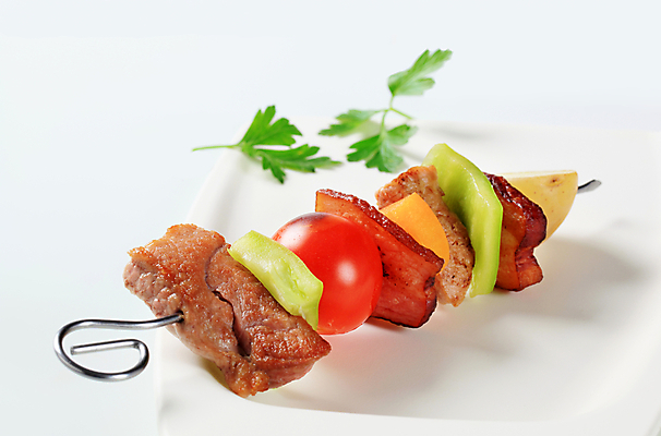 포토 JPG 해외이미지 접시 채소 방울토마토 감자 실내 돼지고기 사람없음 흰배경 꼬치요리 해외202004 해외202105 해외포토 식기 백그라운드 토마토 육류 요리 내부 흰색 꼬치 파일형식