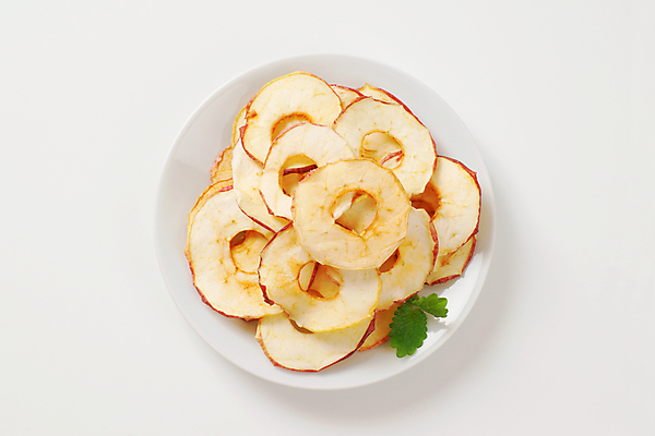 포토 JPG 해외이미지 접시 잎 사람없음 하이앵글 사과 민트 흰배경 건과일 해외202004 해외202105 해외포토 식물 식기 뷰포인트 백그라운드 과일 건조 흰색 허브 파일형식