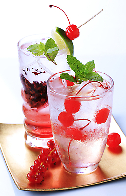 포토 JPG 해외이미지 음료 잔 실내 사람없음 체리 꼬치 민트 흰배경 라임 두잔 레드커런트 해외202004 해외202105 해외포토 식기 열매 백그라운드 2 과일 내부 흰색 허브 파일형식