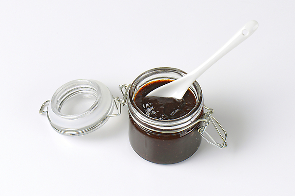 포토 JPG 해외이미지 스튜디오촬영 유리병 실내 사람없음 숟가락 흰배경 과일잼 해외202004 해외202105 해외포토 백그라운드 병_용기 수저 내부 흰색 잼 파일형식