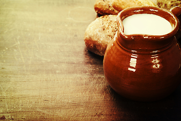 포토 JPG 해외이미지 빵 건강 사람없음 우유 항아리 우유병 병 유기농 나무탁자 칼슘 카피스페이스 해외202004 해외포토 식기 웰빙 음식 탁자 병_용기 유제품 공백 도자기 파일형식