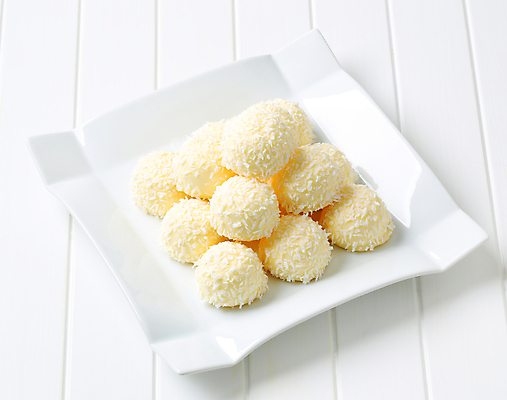 포토 JPG 해외이미지 스튜디오촬영 접시 사람없음 쌓기 초콜릿 흰배경 코코넛 해외202004 해외202105 해외포토 식기 백그라운드 과일 모션 디저트 실내 흰색 파일형식