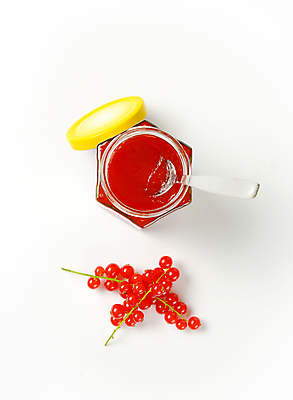 포토 JPG 해외이미지 스튜디오촬영 유리병 실내 사람없음 하이앵글 숟가락 흰배경 과일잼 과일젤리 레드커런트 해외202004 해외202105 해외포토 열매 뷰포인트 백그라운드 병_용기 수저 내부 흰색 잼 젤리 파일형식