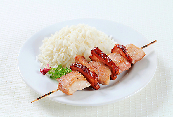 포토 JPG 해외이미지 접시 밥 실내 돼지고기 사람없음 흰배경 베이컨 꼬치요리 해외202004 해외202105 해외포토 식기 음식 백그라운드 육류 요리 내부 흰색 꼬치 파일형식