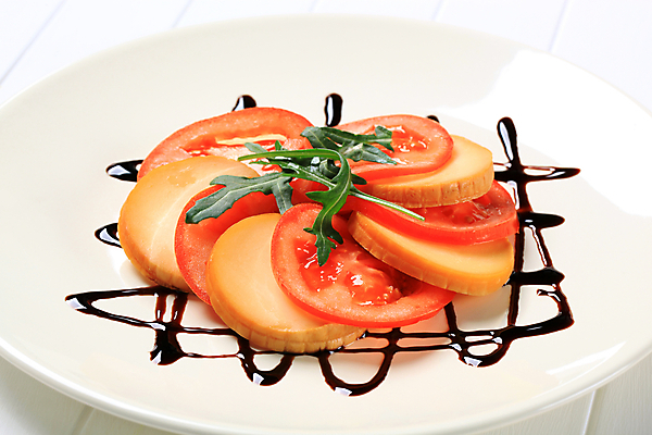 포토 JPG 해외이미지 접시 음식 조각 토마토 채소 치즈 유제품 사람없음 로켓 신선 원형 조미료 애피타이저 루꼴라 편육 해외202004 해외202105 해외포토 도형 식기 육류 향미료 파일형식