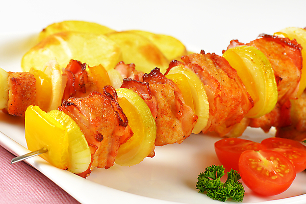 포토 JPG 해외이미지 접시 채소 방울토마토 실내 돼지고기 사람없음 꼬치요리 해외202004 해외202105 해외포토 식기 토마토 육류 요리 내부 꼬치 파일형식