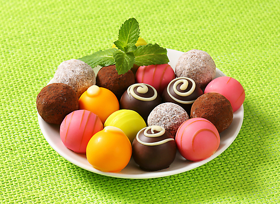 포토 JPG 해외이미지 스튜디오촬영 접시 사람없음 초콜릿 여러개 초록배경 해외202004 해외202105 해외포토 식기 다수 백그라운드 디저트 실내 초록색 파일형식