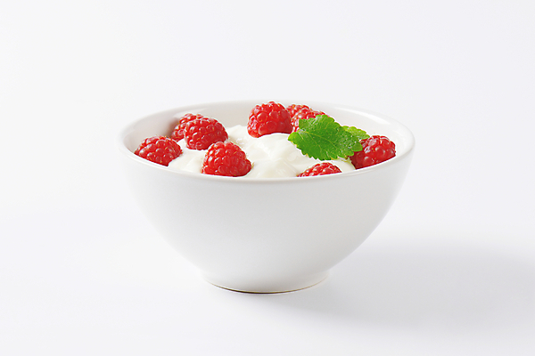 포토 JPG 해외이미지 스튜디오촬영 접시 음식 재료 디저트 유제품 사람없음 흰색 신선 사발 매끈함 크림 산딸기 요거트 건강식 요구르트 저지방 해외202004 해외202105 해외포토 식기 컬러 과일 실내 감각 사기그릇 기름_음식 파일형식