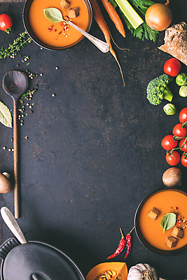 포토 JPG 해외이미지 그릇 빵 토마토 방울토마토 고추 검은배경 양파 사람없음 하이앵글 숟가락 버섯 당근 수프 냄비 후추 샐러리 로즈메리 나무숟가락 단호박 방울양배추 카피스페이스 해외202004 해외포토 식기 음식 뷰포인트 백그라운드 채소 호박 뿌리채소 수저 검은색 공백 솥 허브 향신료 양배추 파일형식