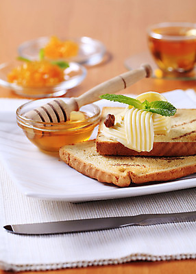 포토 JPG 해외이미지 접시 음료 음식 빵 오렌지 사람없음 컵 식사 펼침 흰색 뜨거움 차 달콤 아침식사 잼 냅킨 정사각형 토스트 버터 꿀 마멀레이드 백자 살구 정물화 해외202004 해외202105 해외포토 도형 식기 컬러 과일 모션 도자기 소스_음식 맛 그림 파일형식