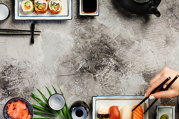 포토 JPG 해외이미지 스튜디오촬영 접시 손 젓가락 실내 신체부위 하이앵글 초밥 고추냉이 장어 모듬초밥 생강초절임 일본음식 플랫레이 해외202004 해외포토 식기 음식 뷰포인트 수저 어류 사람 내부 양념 플랫 모듬 절임 파일형식