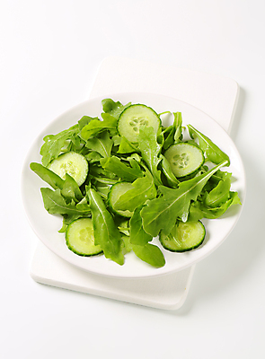 포토 JPG 해외이미지 스튜디오촬영 접시 음식 채소 오이 도마 건강 사람없음 샐러드 로켓 흰색 신선 유기농 날것 슬라이스 루꼴라 저칼로리 채식주의자 비건 해외202004 해외202105 해외포토 식기 웰빙 컬러 주방용품 실내 채식 파일형식