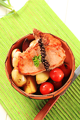 포토 JPG 해외이미지 접시 음식 토마토 감자 육류 돼지고기 스테이크 요리 사람없음 초록색 식사 저녁식사 사발 자르기 굽기 받침대 점심식사 메인요리 해외202004 해외202105 해외포토 식기 컬러 채소 식재료 모션 서양음식 사기그릇 구이 파일형식 그릇