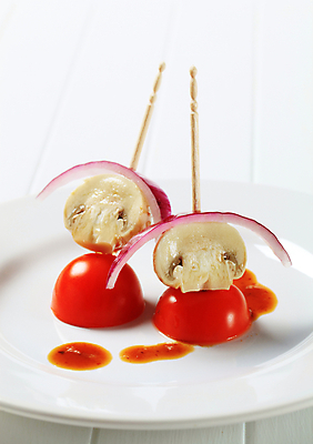 포토 JPG 해외이미지 접시 음식 토마토 채소 양파 건강 사람없음 버섯 신선 반쪽 적양파 채식주의자 해외202004 해외202105 해외포토 식기 채식 파일형식