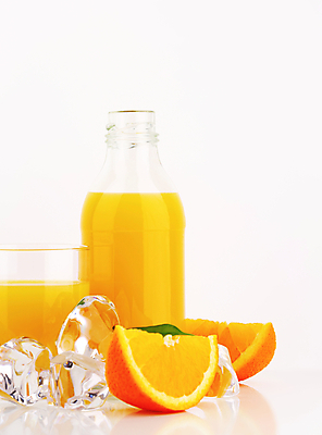 포토 JPG 해외이미지 스튜디오촬영 오렌지 유리병 잔 실내 사람없음 얼음 오렌지주스 흰배경 해외202004 해외202105 해외포토 자연요소 식기 백그라운드 과일 병_용기 내부 흰색 과일주스 파일형식