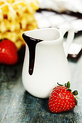 포토 JPG 해외이미지 딸기 실내 근접촬영 사람없음 아웃포커스 달콤 시럽컵 초코시럽 해외202004 해외포토 뷰포인트 과일 촬영기법 내부 초콜릿 맛 시럽 파일형식