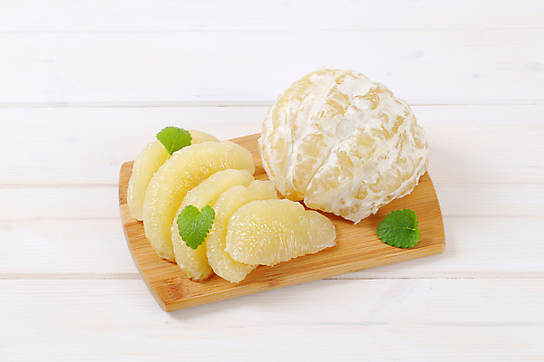 포토 JPG 해외이미지 스튜디오촬영 사람없음 신선 민트 자몽 흰배경 나무도마 해외202004 해외202105 해외포토 백그라운드 과일 도마 실내 목재 흰색 허브 파일형식