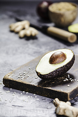 포토 JPG 해외이미지 스튜디오촬영 접시 재료 실내 사람없음 아웃포커스 식칼 생강 아보카도 해외202004 해외포토 식기 채소 과일 주방용품 촬영기법 내부 파일형식