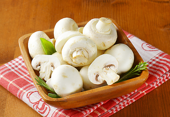 포토 JPG 해외이미지 스튜디오촬영 식재료 단면 실내 사람없음 식탁보 담기 양송이 로즈메리 나무그릇 세이지 나무배경 해외202004 해외202105 해외포토 그릇 백그라운드 모션 내부 목재 버섯 허브 파일형식