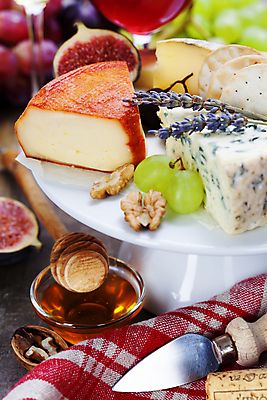 포토 JPG 해외이미지 치즈 유제품 실내 사람없음 크래커 칼 받침대 청포도 호두 무화과 블루치즈 허니디퍼 해외202004 고르곤졸라치즈 해외포토 과일 포도 내부 쿠키 견과류 도구 파일형식