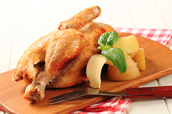 포토 JPG 해외이미지 접시 음식 포크 날개 채소 감자 도마 육류 요리 사람없음 빨간색 식사 저녁식사 치킨 흰색 그릴 가슴 굽기 피부 확인 준비 냅킨 체크무늬 반쪽 점심식사 드럼스틱 메인요리 삶기 정물화 해외202004 해외202105 해외포토 식기 컬러 무늬 식재료 주방용품 신체부위 구이 그림 닭고기요리 파일형식