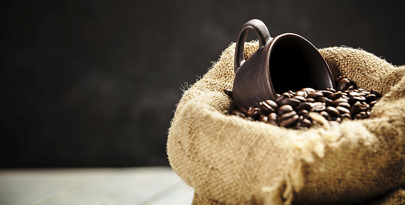 포토 JPG 해외이미지 검은배경 실내 사람없음 컵 원두 커피자루 해외202004 해외포토 식기 커피 백그라운드 내부 검은색 자루 파일형식